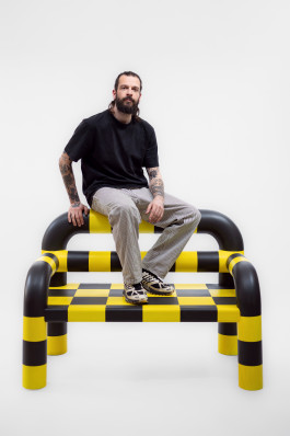 Robert Neuendorf sitzt auf der Rückenlehne der Wespe Neuendorf Arterior